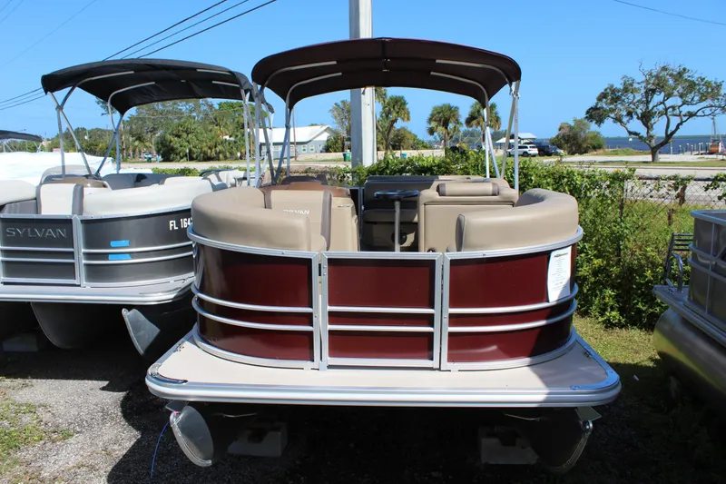 The Image of 2025 Sylvan Mirage 820 Cruise - 0