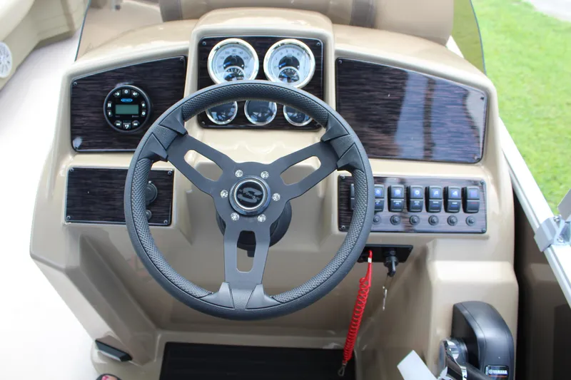 Slide: The Image of Sylvan Mirage 820 Cruise - 1