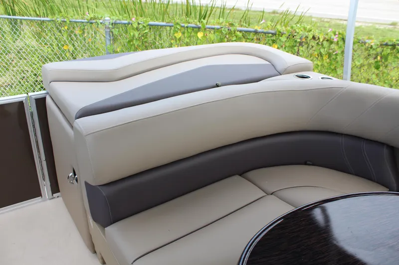 Slide: The Image of Sylvan Mirage 820 Cruise - 11