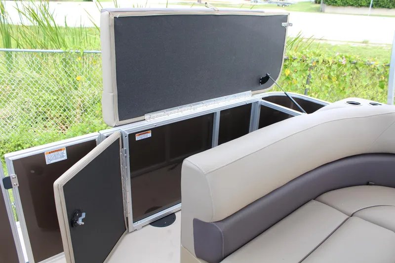 Slide: The Image of Sylvan Mirage 820 Cruise - 12