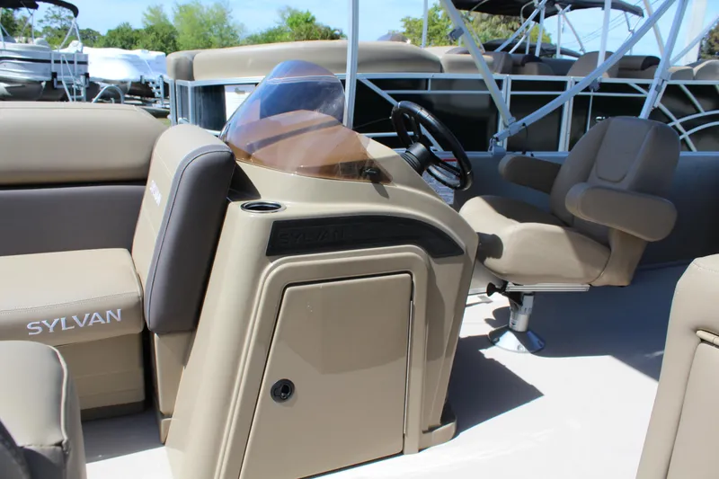 Slide: The Image of Sylvan Mirage 820 Cruise - 16