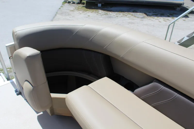 Slide: The Image of Sylvan Mirage 820 Cruise - 9