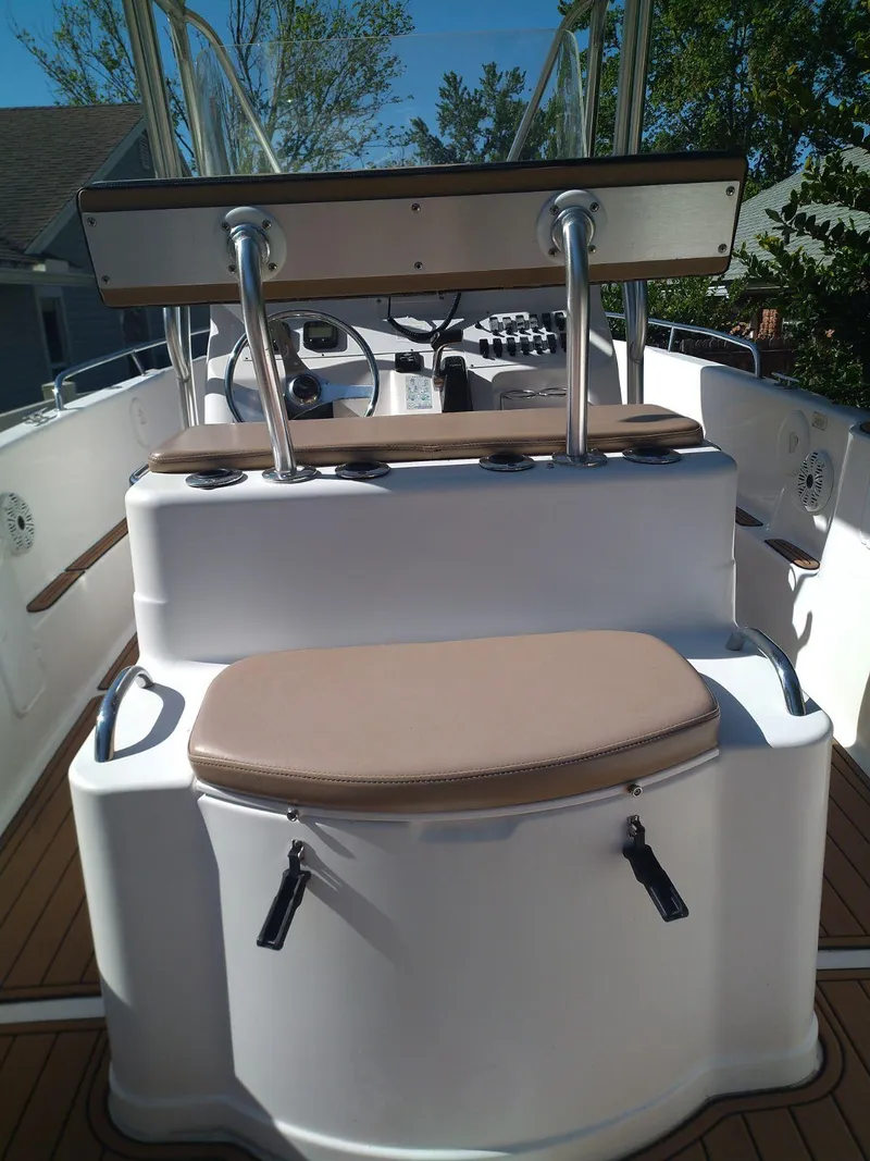 Slide: The Image of 2007 Pro-Line 25 Sport boat interior with seating and control panel. - 5