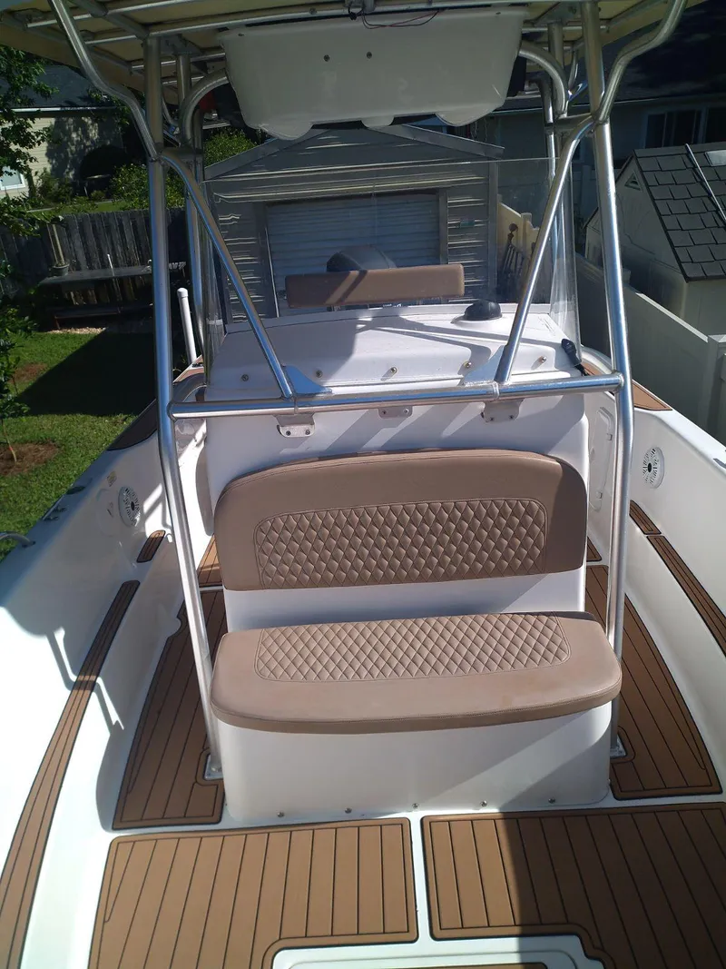Slide: The Image of 2007 Pro-Line 25 Sport boat with tan seating and wood-style deck. - 8