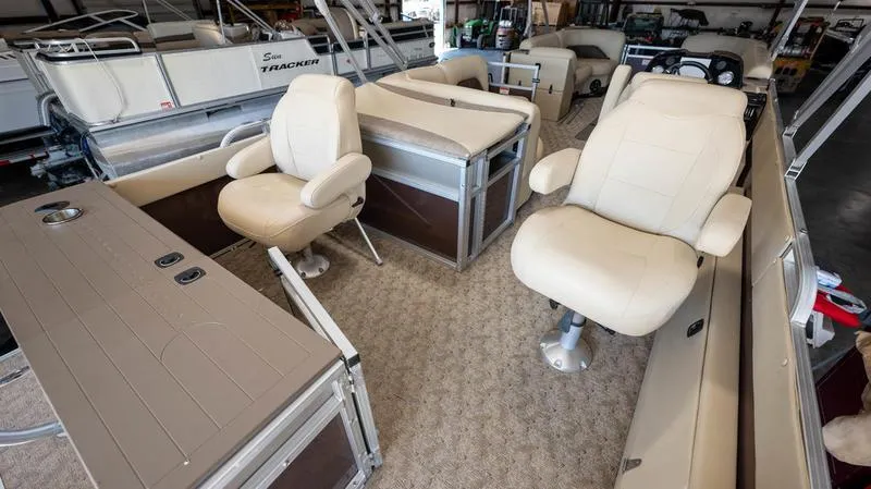 Slide: The Image of Landau 250 Atlantis Rear Fish Tri-Log 2020 - 19