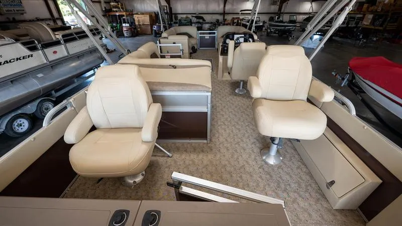 Slide: The Image of Landau 250 Atlantis Rear Fish Tri-Log 2020 - 24