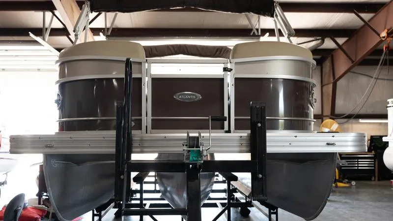 Slide: The Image of Landau 250 Atlantis Rear Fish Tri-Log 2020 - 32
