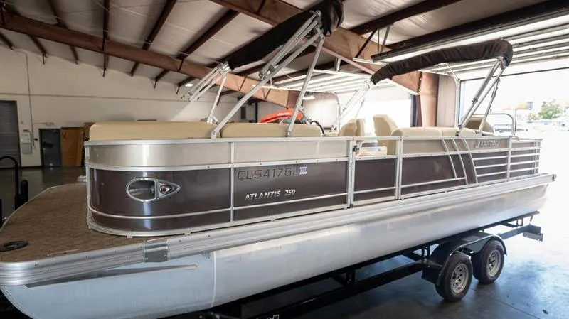 Slide: The Image of Landau 250 Atlantis Rear Fish Tri-Log 2020 - 33