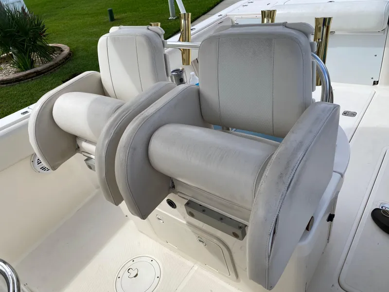 Slide: The Image of 2007 Pursuit 310 Center Console boat seats, white upholstery, outdoor setting. - 27