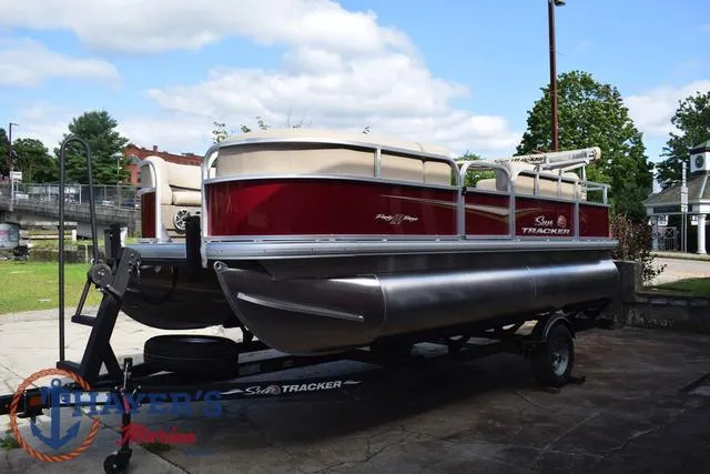 Slide: The Image of Sun Tracker Party Barge 18 DLX 2025 - 10