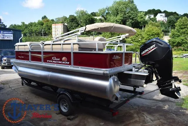 Slide: The Image of Sun Tracker Party Barge 18 DLX 2025 - 11