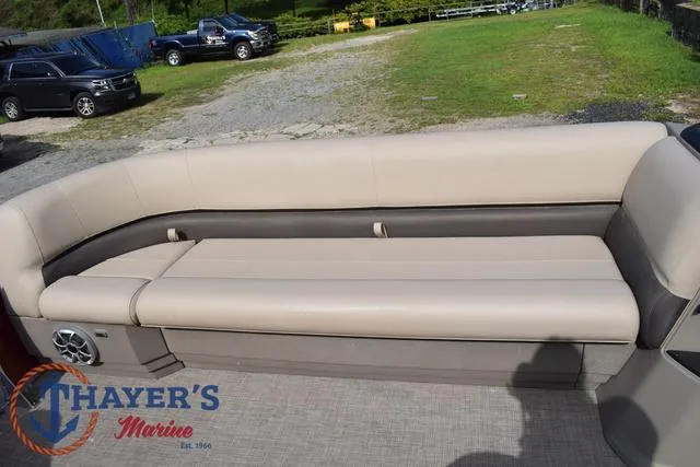 Slide: The Image of Sun Tracker Party Barge 18 DLX 2025 - 17