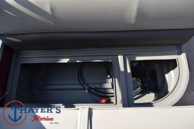 Slide: The Image of Sun Tracker Party Barge 18 DLX 2025 - 31