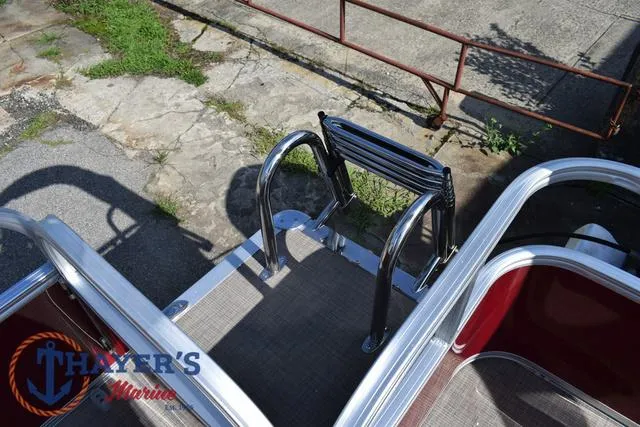 Slide: The Image of Sun Tracker Party Barge 18 DLX 2025 - 32