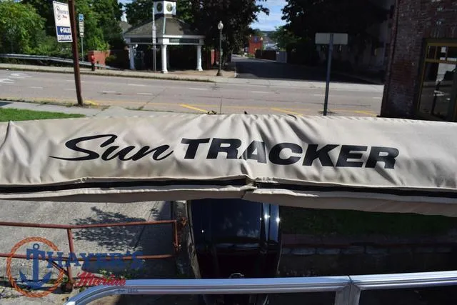 Slide: The Image of Sun Tracker Party Barge 18 DLX 2025 - 38