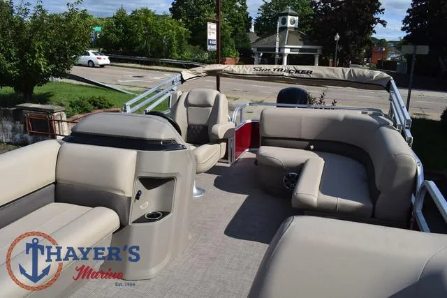 Slide: The Image of Sun Tracker Party Barge 18 DLX 2025 - 39