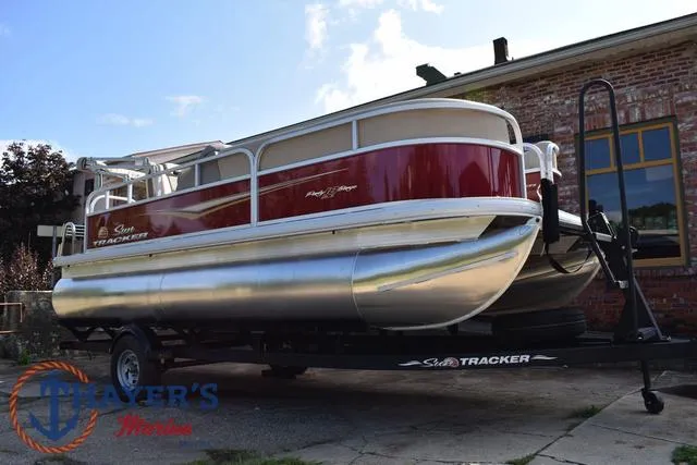 Slide: The Image of Sun Tracker Party Barge 18 DLX 2025 - 43