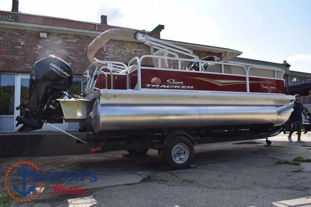 Slide: The Image of Sun Tracker Party Barge 18 DLX 2025 - 44