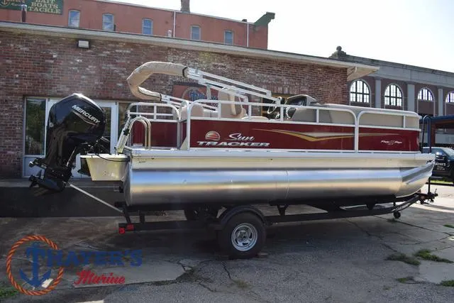 Slide: The Image of Sun Tracker Party Barge 18 DLX 2025 - 45