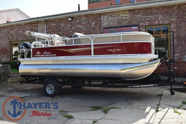 Slide: The Image of Sun Tracker Party Barge 18 DLX 2025 - 47