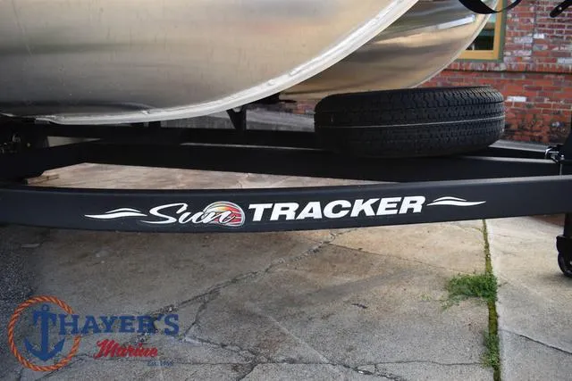 Slide: The Image of Sun Tracker Party Barge 18 DLX 2025 - 6