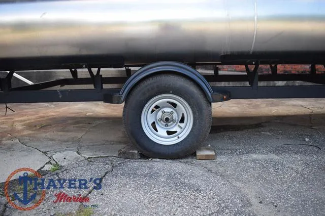 Slide: The Image of Sun Tracker Party Barge 18 DLX 2025 - 7