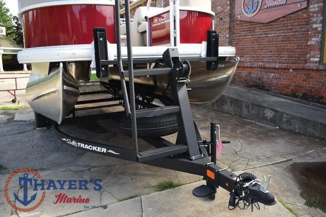 Slide: The Image of Sun Tracker Party Barge 18 DLX 2025 - 8