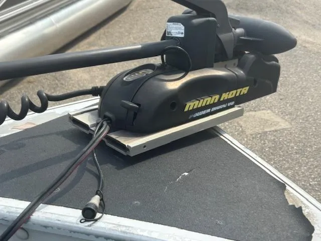 Slide: The Image of Minn Kota trolling motor on 1995 Crestliner 1750 SPORT FISH boat. - 16