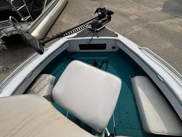 Slide: The Image of 1995 Crestliner 1750 SPORT FISH boat interior with seating and trolling motor. - 17