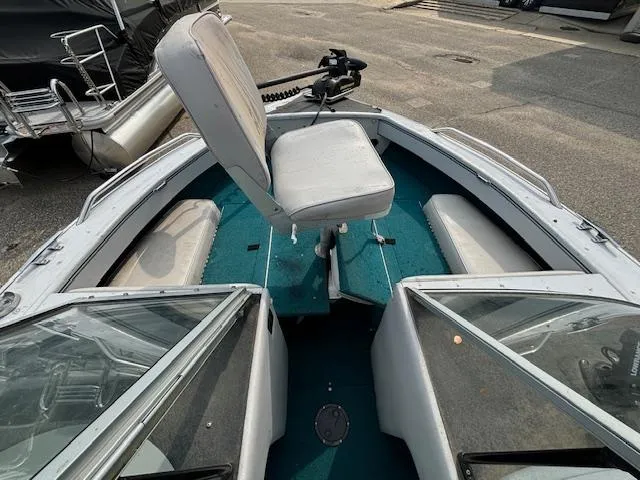 Slide: The Image of 1995 Crestliner 1750 SPORT FISH boat interior with seating and steering console. - 18