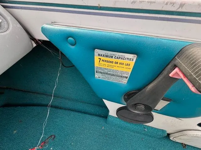 Slide: The Image of 1995 Crestliner 1750 SPORT FISH boat interior with capacity label for 7 people or 900 lbs. - 22
