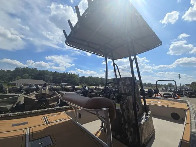 Slide: The Image of Avid 20 Rogue 2026 - 9