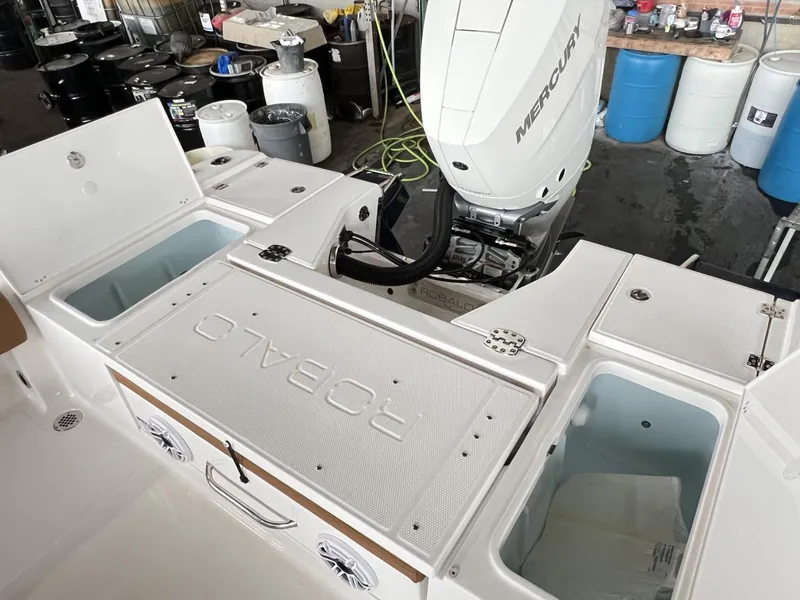 Slide: The Image of Robalo 266 Cayman 2025 - 10