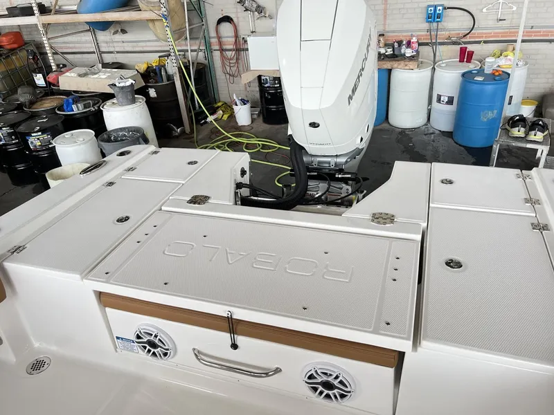 Slide: The Image of Robalo 266 Cayman 2025 - 11