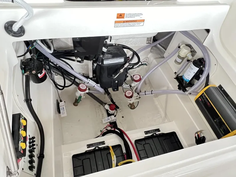 Slide: The Image of Robalo 266 Cayman 2025 - 12