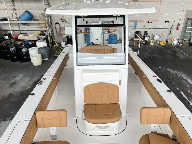 Slide: The Image of Robalo 266 Cayman 2025 - 5