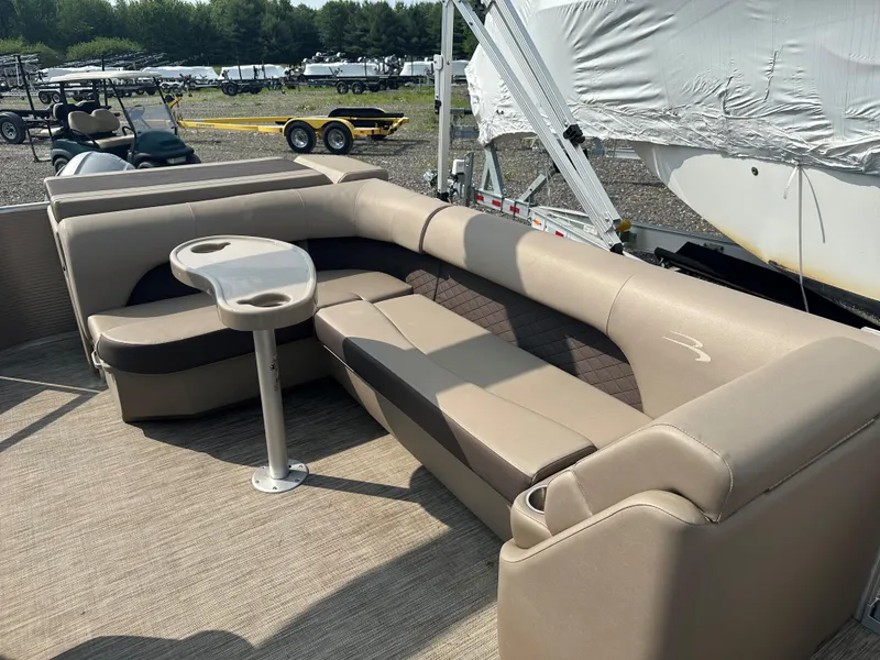 Slide: The Image of Bennington 23 SLX 3 2020 - 10