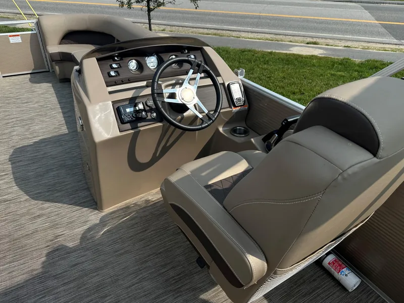 Slide: The Image of Bennington 23 SLX 3 2020 - 12