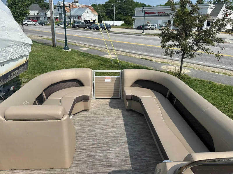 Slide: The Image of Bennington 23 SLX 3 2020 - 17