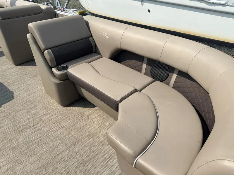 Slide: The Image of Bennington 23 SLX 3 2020 - 20