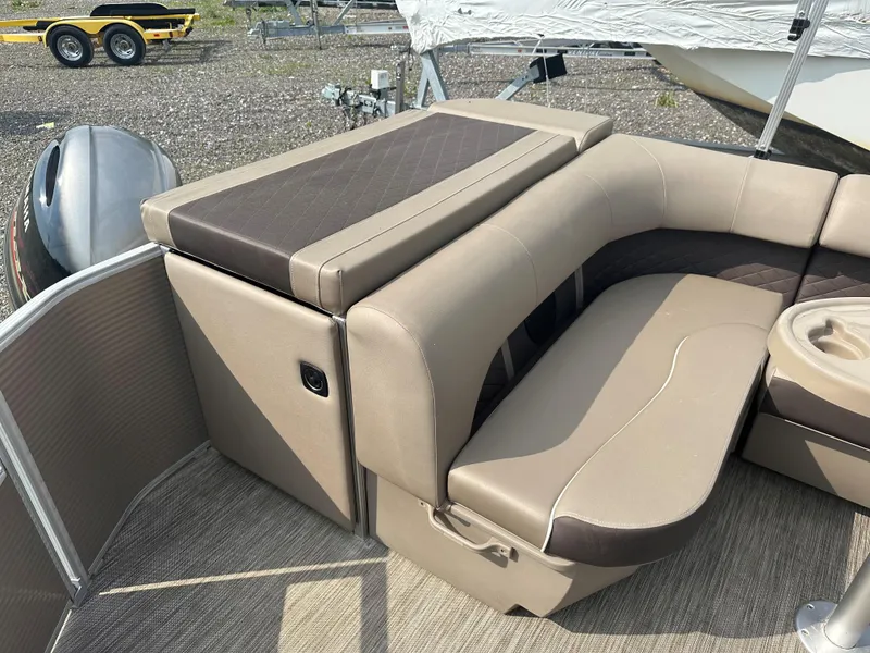 Slide: The Image of Bennington 23 SLX 3 2020 - 7