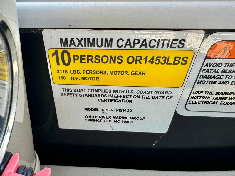 Slide: The Image of Maximum capacity label for 2023 Sun Tracker Sport Fish 22 DLX boat. - 23