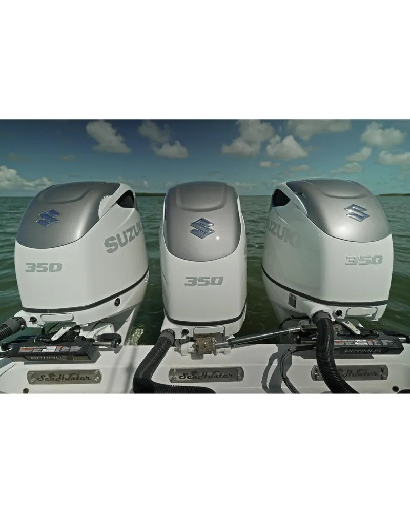 Slide: The Image of 2018 SeaHunter 39 Tournament with triple Suzuki 350 outboard engines on open water. - 13