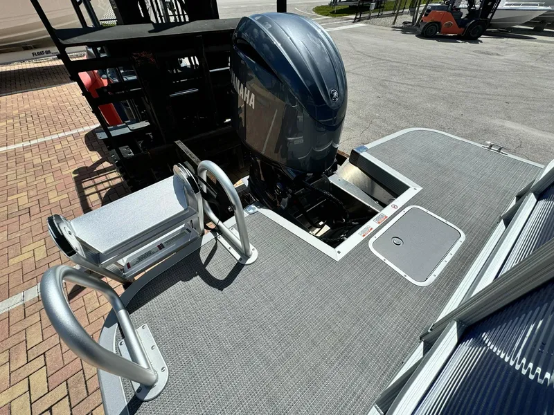 Slide: The Image of 2024 Bennington 22 SSR-SPS pontoon boat with Yamaha outboard motor and swim ladder. - 7