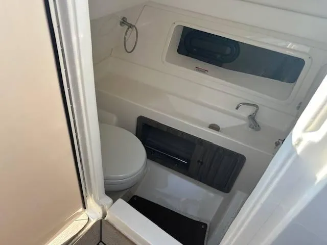 Slide: The Image of Sea Ray 350 SLX 2022 - 10