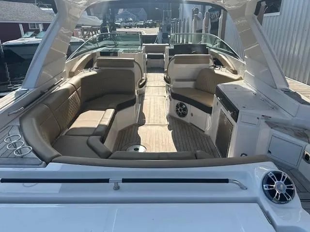 Slide: The Image of Sea Ray 350 SLX 2022 - 13