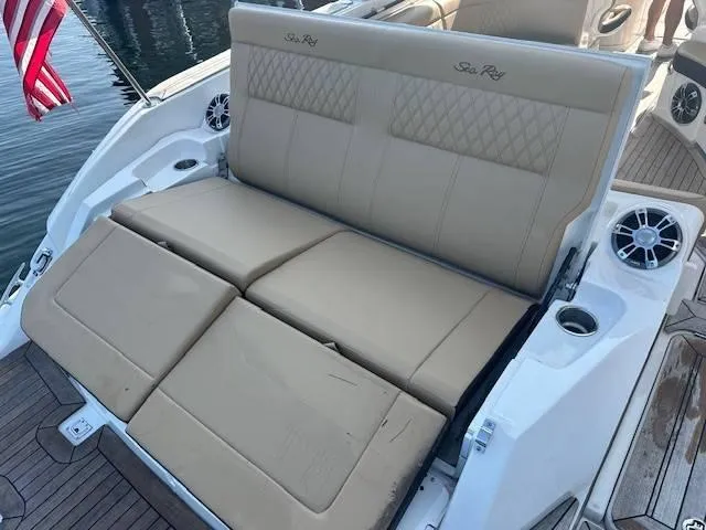 Slide: The Image of Sea Ray 350 SLX 2022 - 14