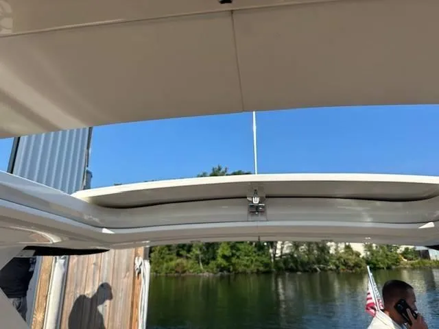 Slide: The Image of Sea Ray 350 SLX 2022 - 16