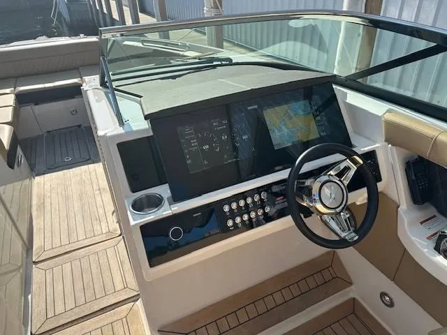 Slide: The Image of Sea Ray 350 SLX 2022 - 18