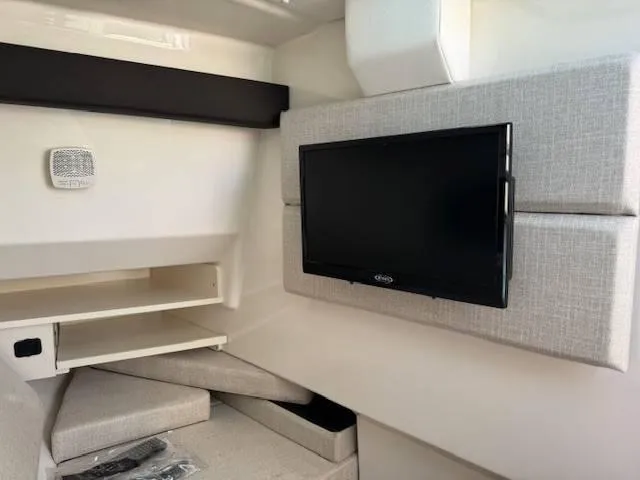 Slide: The Image of Sea Ray 350 SLX 2022 - 20